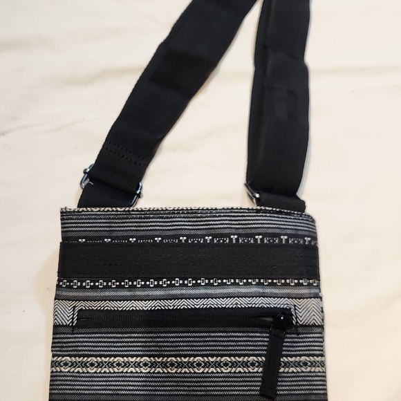 ✔️NEW - Never Used Dakine Black and White Crossbody Bag - Picture 2 of 5